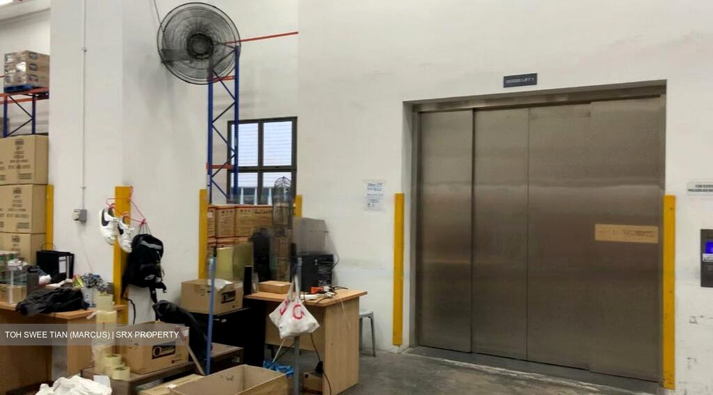 Form Industrial Building (D18), Factory #453093141